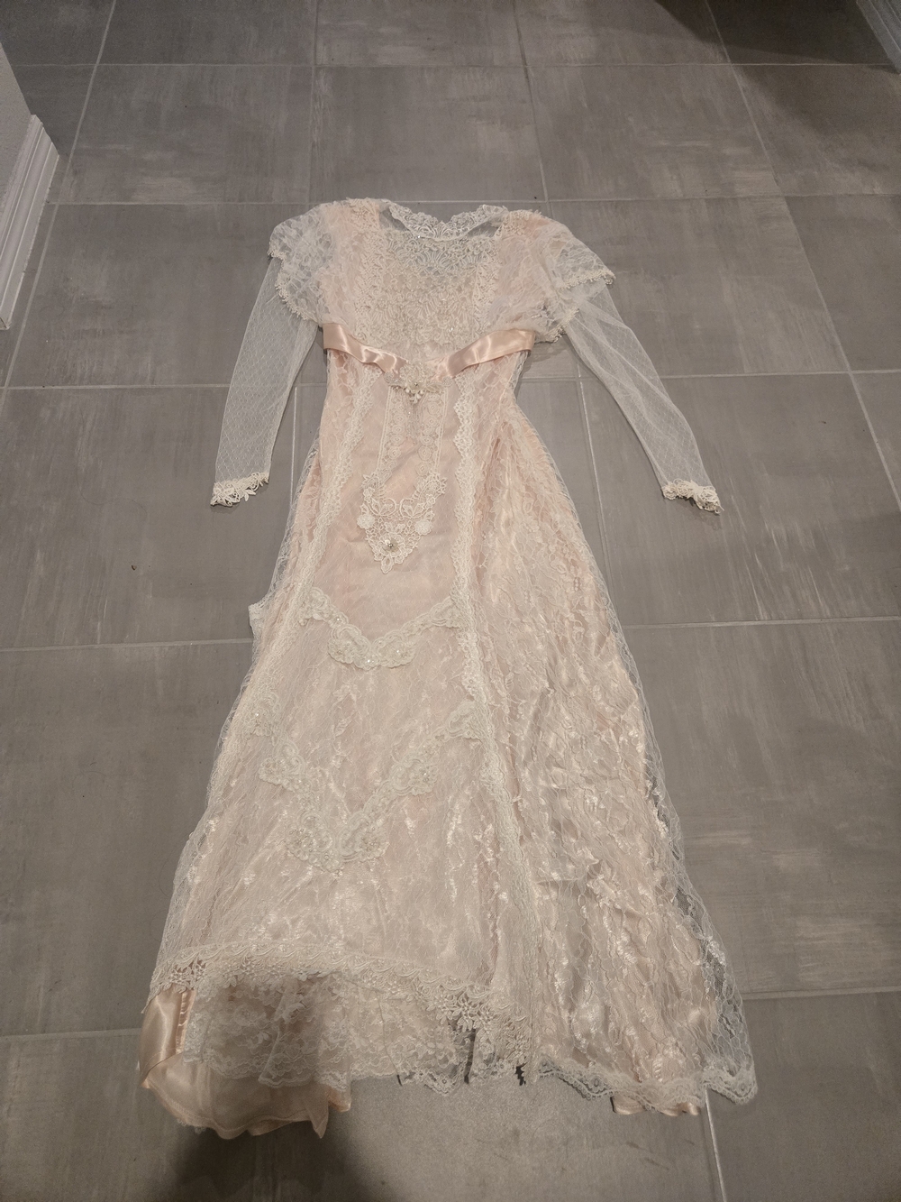Susan Lane's Lace Long-Sleeve Vintage Wedding Dress in Blush Pink Accent Size 8